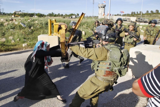 Kejamnya militer Israel perlakukan demonstran wanita Palestina