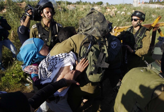 Kejamnya militer Israel perlakukan demonstran wanita Palestina