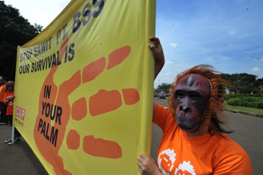 Aksi teatrikal orangutan dan Hanoman di depan Istana Negara