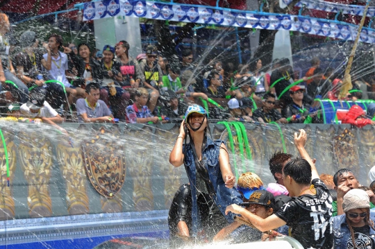 Aksi kawanan anak punk meriahkan festival air di Myanmar