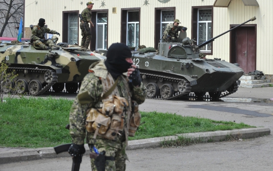 Tegangnya suasana saat militer Ukraina dikepung massa pro-Rusia