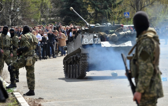 Tegangnya suasana saat militer Ukraina dikepung massa pro-Rusia