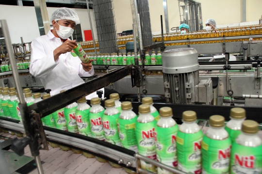 Melihat sterilnya produksi NU Green Tea di Karawang