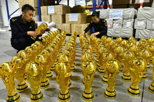 Bea cukai China sita ribuan replika trofi Piala Dunia ilegal