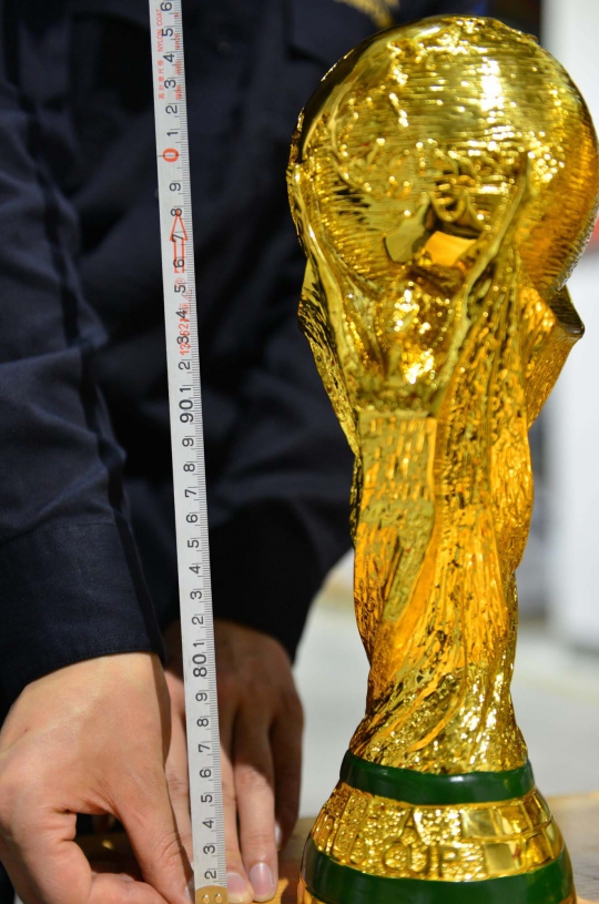 Bea cukai China sita ribuan replika trofi Piala Dunia ilegal
