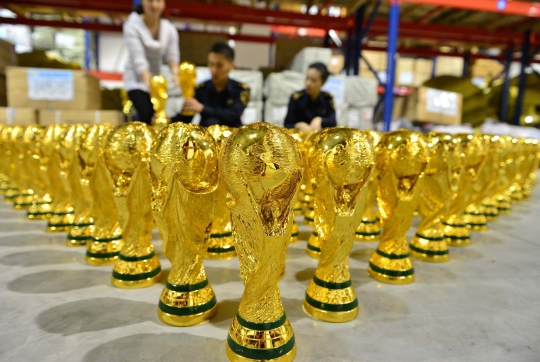 Bea cukai China sita ribuan replika trofi Piala Dunia ilegal