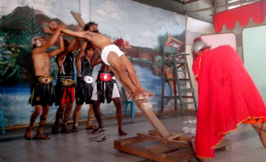 Ritual Ibadat Jalan Salib di Aceh berlangsung khidmat