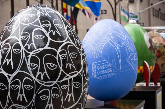 Indahnya warna-warni ratusan telur Paskah raksasa di New York