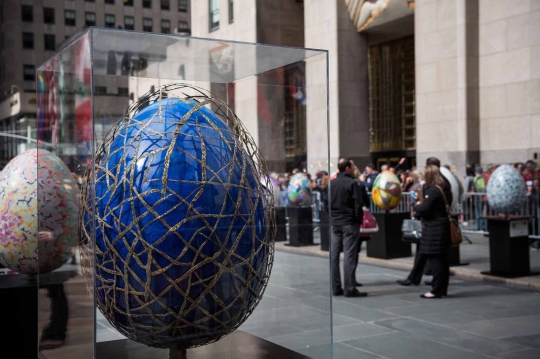 Indahnya warna-warni ratusan telur Paskah raksasa di New York