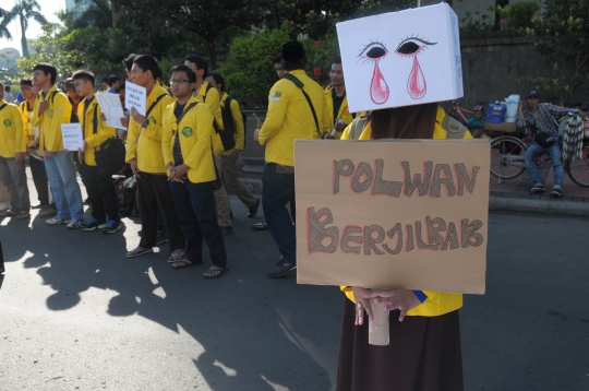 Belasan mahasiswa dukung legalisasi Polwan berjilbab di HI