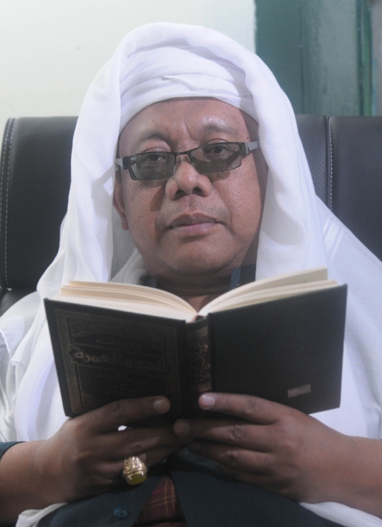 Ini Abah Anom, tabib caleg stres dari Cirebon