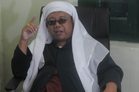 Ini Abah Anom, tabib caleg stres dari Cirebon