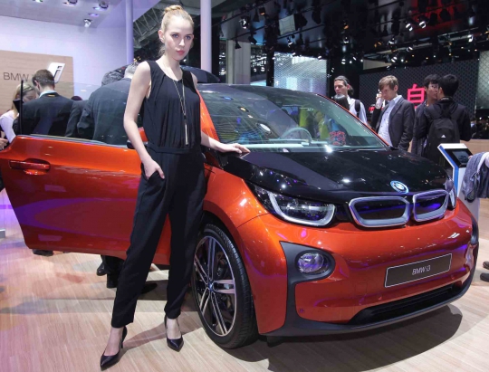 Pesona SPG cantik dalam pameran Auto China 2014