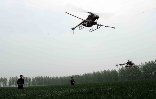 Cara unik petani China saat semprotkan pestisida di sawah