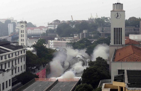 Melihat penghancuran jalan layang di Rio de Janeiro