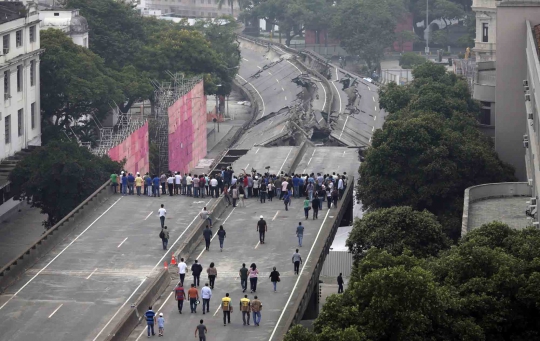 Melihat penghancuran jalan layang di Rio de Janeiro