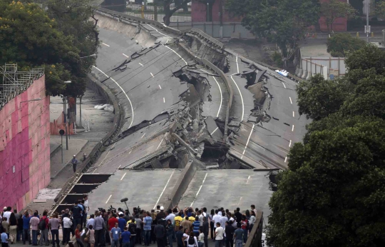 Melihat penghancuran jalan layang di Rio de Janeiro