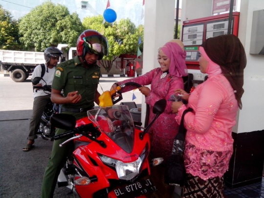 Peringati Hari Kartini, petugas SPBU di Aceh kenakan kebaya