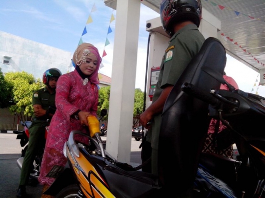 Peringati Hari Kartini, petugas SPBU di Aceh kenakan kebaya
