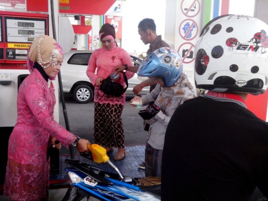 Peringati Hari Kartini, petugas SPBU di Aceh kenakan kebaya