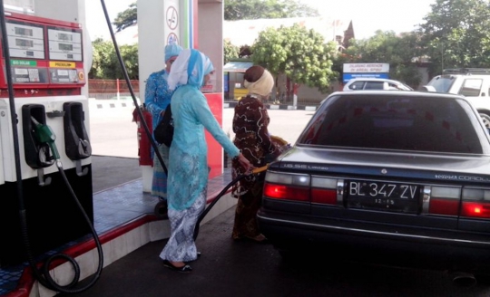 Peringati Hari Kartini, petugas SPBU di Aceh kenakan kebaya