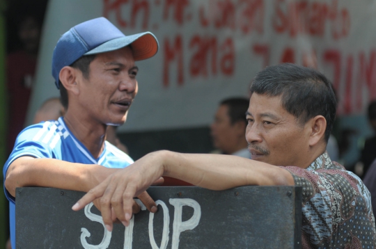 Tuntut ganti rugi, warga Kampung Kandang blokir jalan