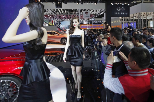 Pesona model-model seksi segarkan Beijing Automotive Show 2014