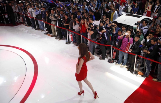 Pesona model-model seksi segarkan Beijing Automotive Show 2014