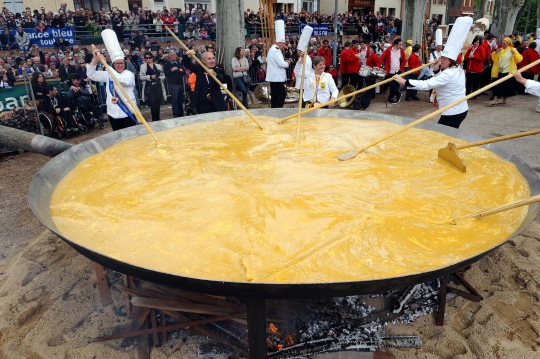 Tradisi unik ribuan warga Prancis membuat omelet raksasa