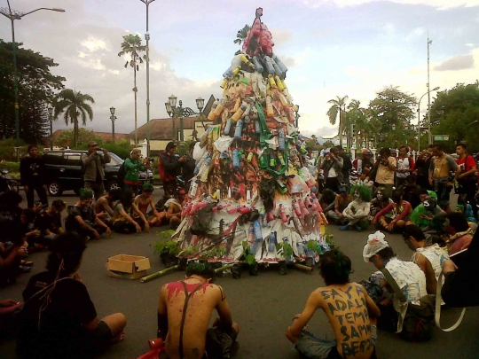 Gunungan sampah hiasi peringatan Hari Bumi di Yogyakarta