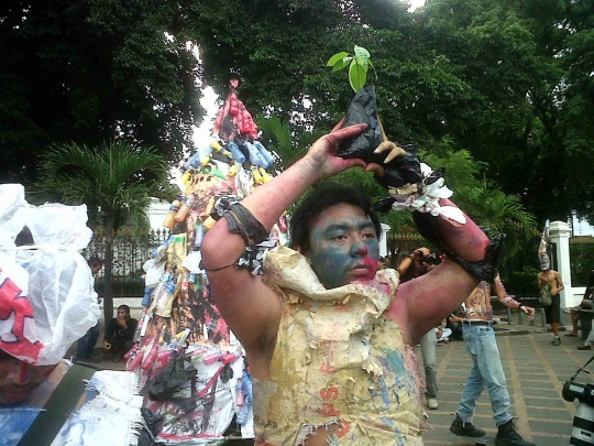 Gunungan sampah hiasi peringatan Hari Bumi di Yogyakarta