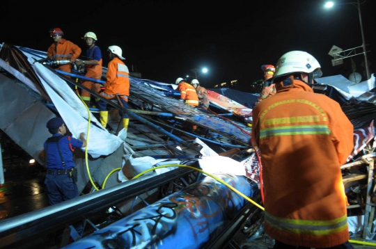 Evakuasi baliho roboh di Jl S Parman, arus kendaraan macet parah