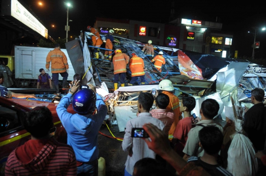 Evakuasi baliho roboh di Jl S Parman, arus kendaraan macet parah