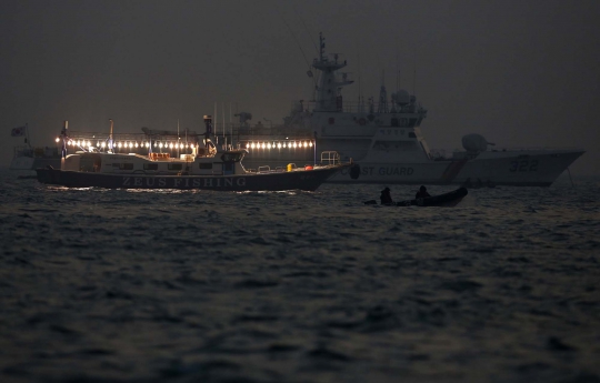 Suasana pencarian korban kapal tenggelam Sewol di malam hari