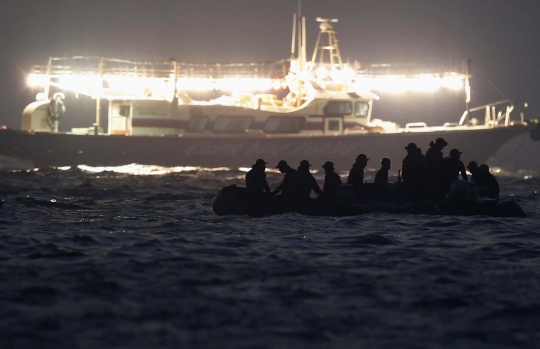 Suasana pencarian korban kapal tenggelam Sewol di malam hari