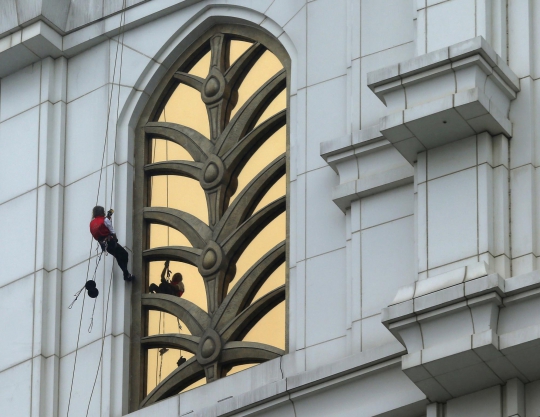 Ikut promosi film Spiderman, Alain Robert panjat gedung di China