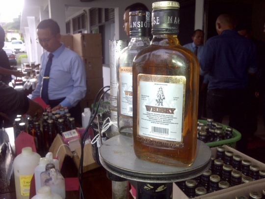 Ribuan botol miras palsu berlabel vodka dan whisky disita