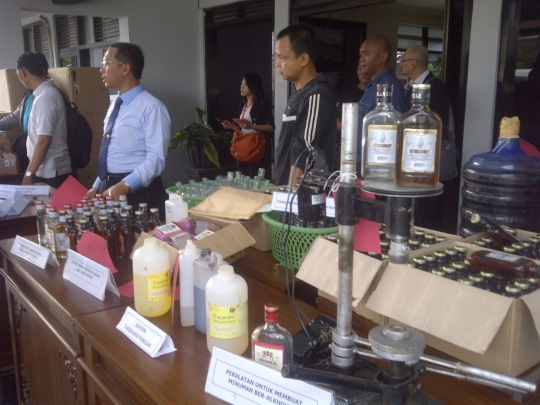 Ribuan botol miras palsu berlabel vodka dan whisky disita