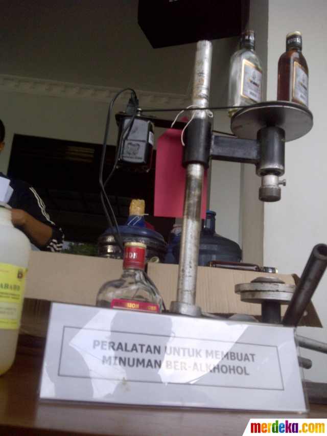 Foto Ribuan Botol Miras Palsu Berlabel Vodka Dan Whisky Disita Merdeka Com