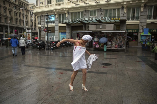 Demo perlindungan hewan, wanita di Spanyol hanya pakai handuk