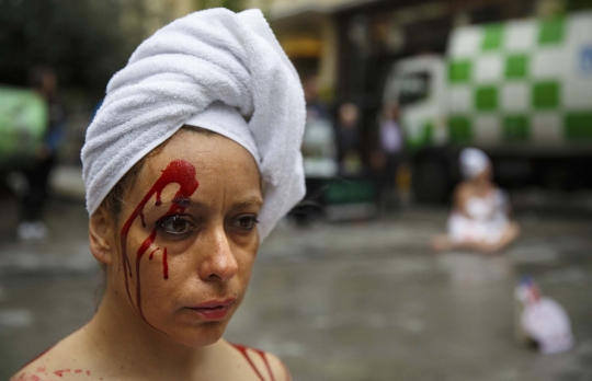 Demo perlindungan hewan, wanita di Spanyol hanya pakai handuk