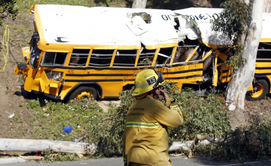 Bus sekolah tabrak pohon, tiga orang kritis