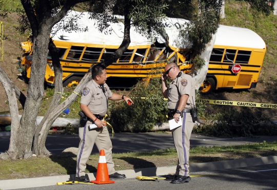 Bus sekolah tabrak pohon, tiga orang kritis