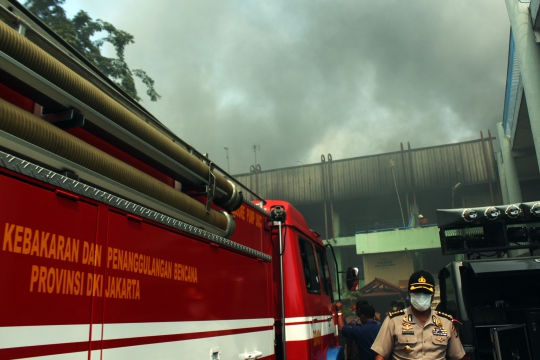Upaya petugas padamkan kebakaran hebat di Pasar Senen
