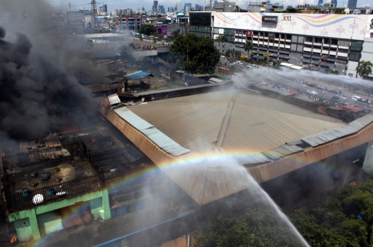 Upaya petugas padamkan kebakaran hebat di Pasar Senen