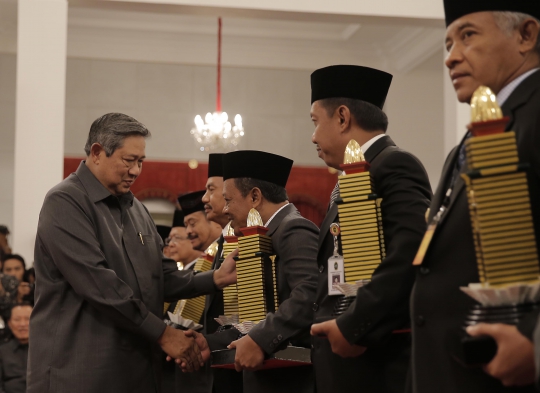 SBY beri tanda kehormatan pada gubernur di tiga provinsi