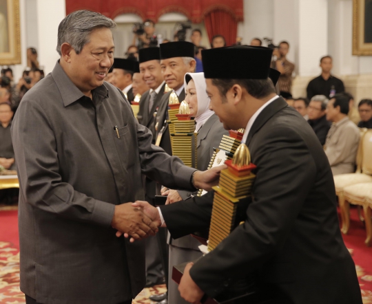 SBY beri tanda kehormatan pada gubernur di tiga provinsi