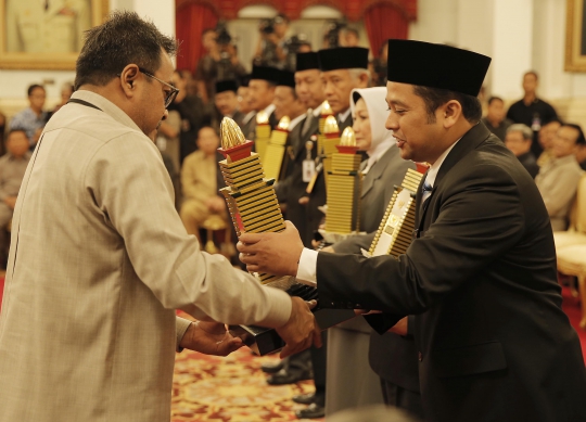 SBY beri tanda kehormatan pada gubernur di tiga provinsi