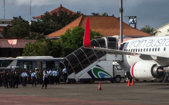 Penjagaan ketat saat Virgin Australia mendarat di Bali