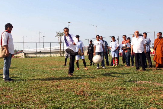 Jokowi jajal lapangan futsal baru di Taman Waduk Pluit